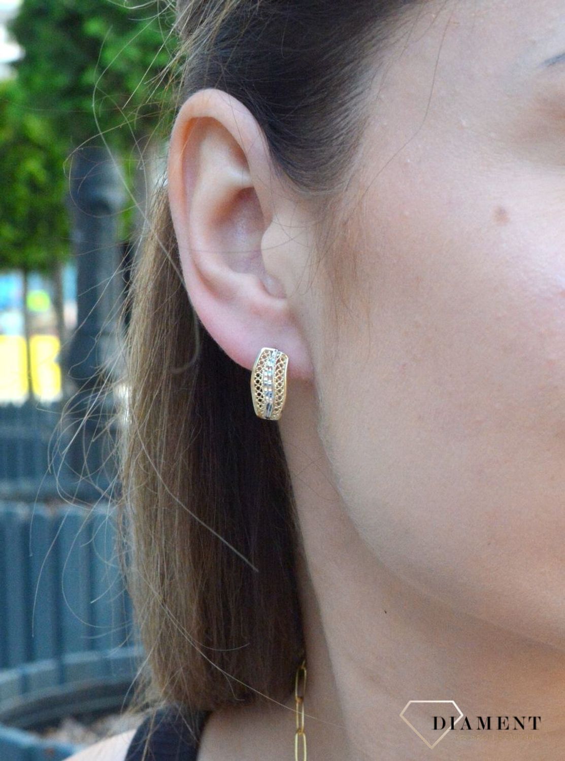 Złote kolczyki pr 333 ażurowe z angielskim zapięciem KL 6198 333. Eleganckie, złote kolczyki ażurowe z dodatkiem białego złota wykonane z próby złota 333 o wadze około 2,38 g oraz długości około 1,5 cm. Kol.jpg